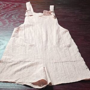Light Pink Textured Romper with Front Pockets and Adjustable Straps